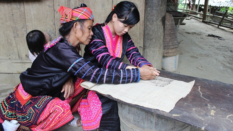 Học khâu/thêu sản phẩm thổ cẩm         (3)